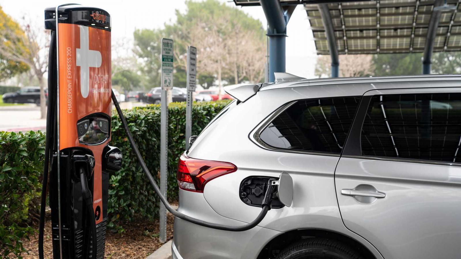 Ανανέωση του Mitsubishi Outlander PHEV